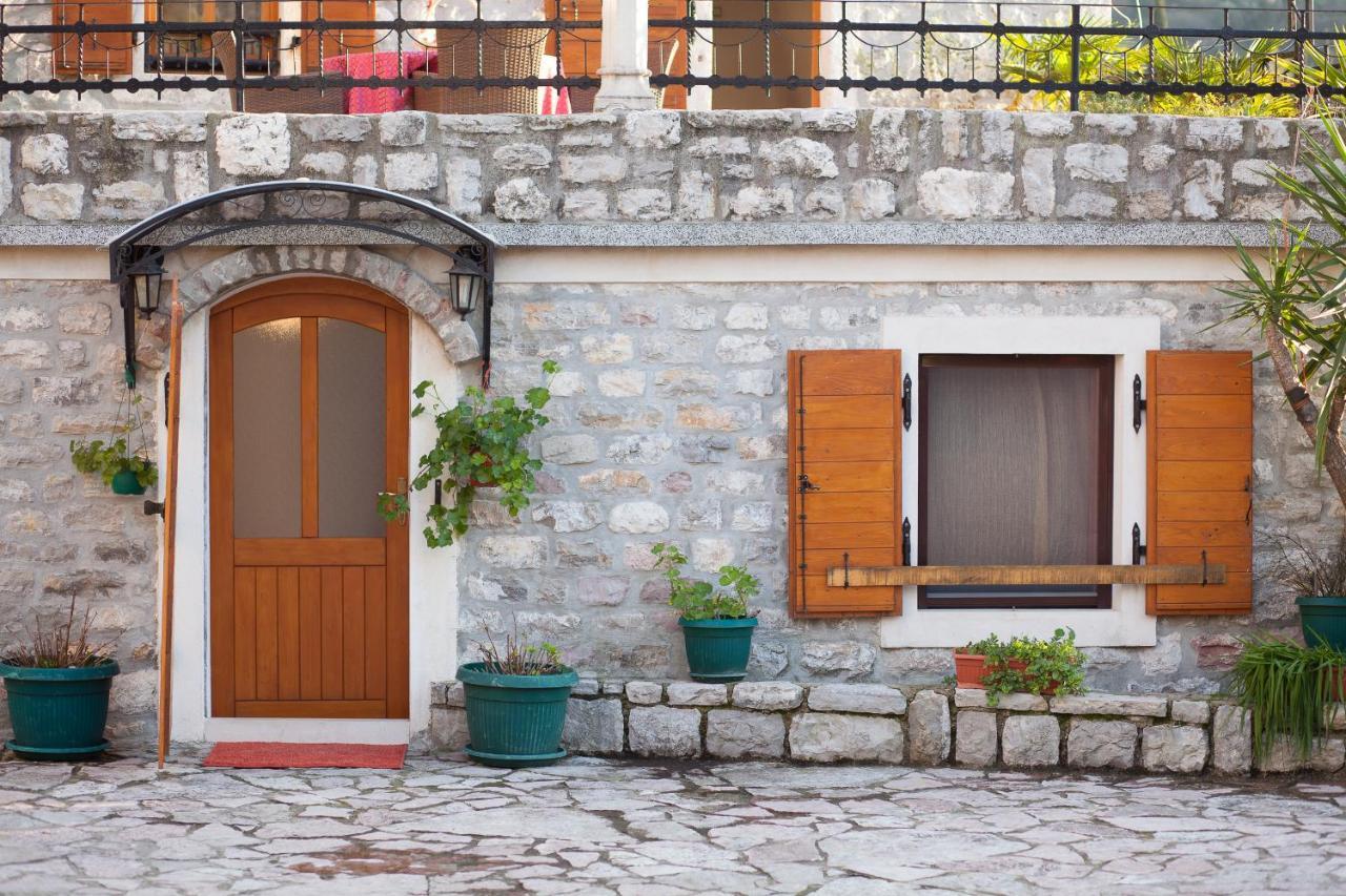 Apartments Villa Serventi Tivat Buitenkant foto