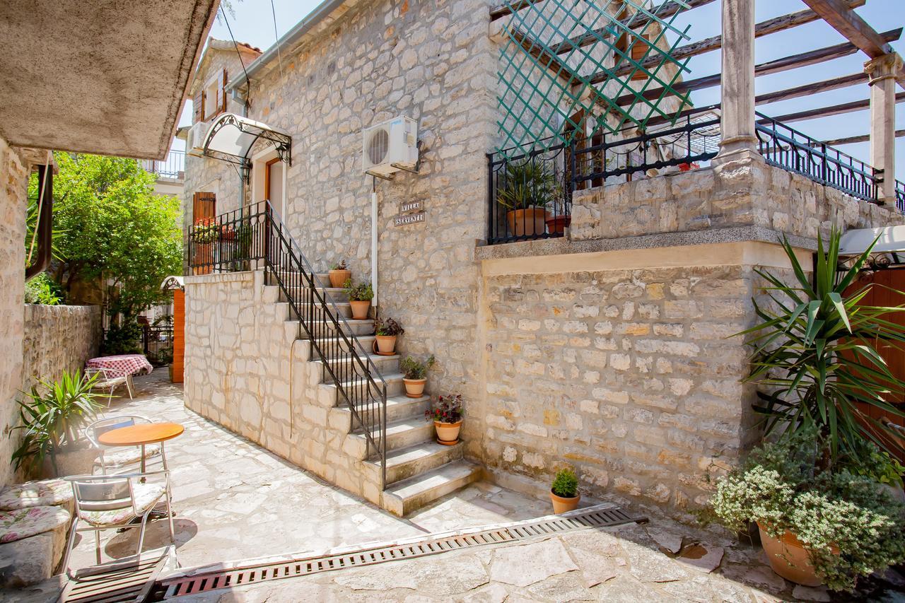 Apartments Villa Serventi Tivat Buitenkant foto